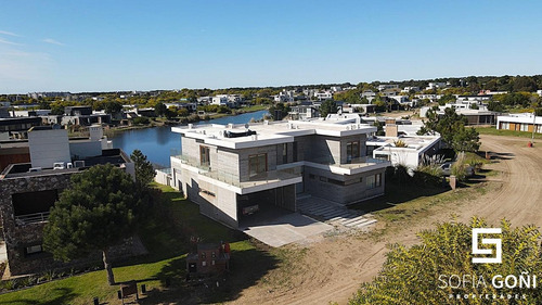 Espectacular Casa De Hormigón Visto A La Laguna En Barrio Ecuestre De Costa Esmeralda