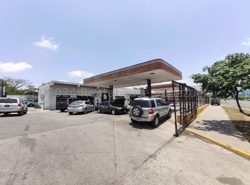 Fredxia Castillo Vende Estacion De Servicio En La Avenida Libertador De Barquisimeto # 25-3485