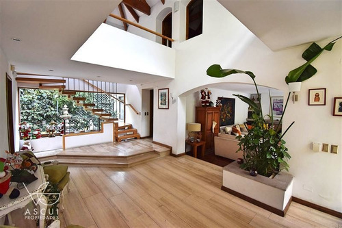 Casa En Venta De 6 Dorm. En Vitacura