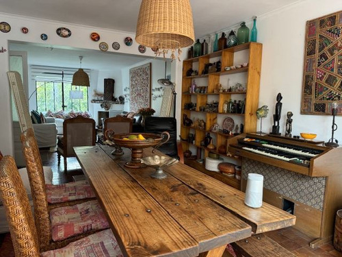 Casa En Venta De 7 Dorm. En Ñuñoa