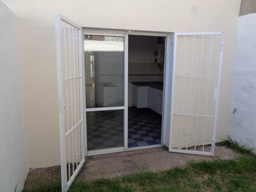 Barrio Alta Córdoba - Casa De 2 Dormitorios, Amplia Y Luminosa Con Cochera Cubierta, Cocina Comedor, 2 Baños Y Patio Con Césped