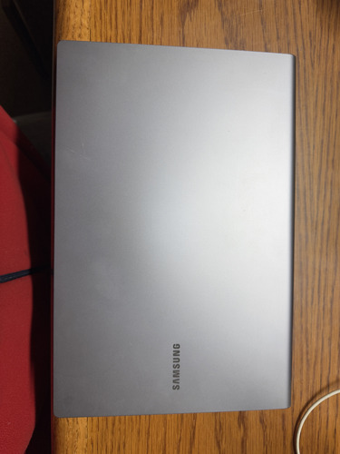 Samsung Laptop Ultra Delgada Gris (Usado)