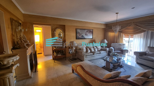 Excelente Piso Con 4 Dormitorios En Pleno Centro De Monte Grande Con Vista Abierta A La Plaza