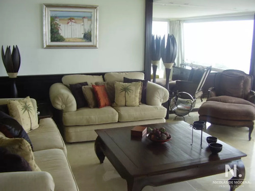 Venta Apartamento De 3 Dormitorios En Playa Mansa, Primera Línea Frente Al Mar