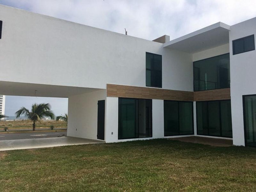Imagen 26 de 30 de Hermosa Residencia De Lujo Con Grandes Espacios Vista Al Mar Y Gran Jardín !