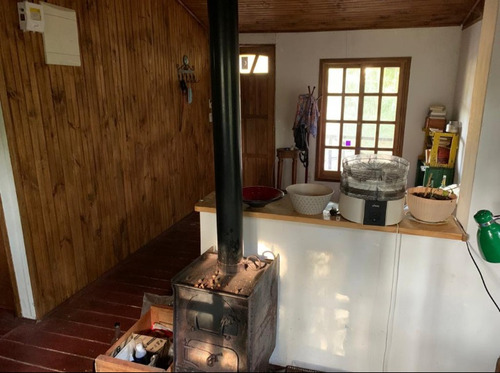 Cabaña De Madera Con Pilares De Hormigón, Entorno Natural