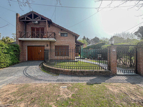 Casa De 3 Dormitorios Con Gran Jardín Y Pileta En Fisherton