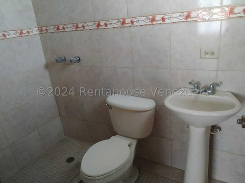 Townhouse En Turmero Hermoso Frente De Piedras Decorativas, Amplia Sala Comedor 24-28979 Irrr