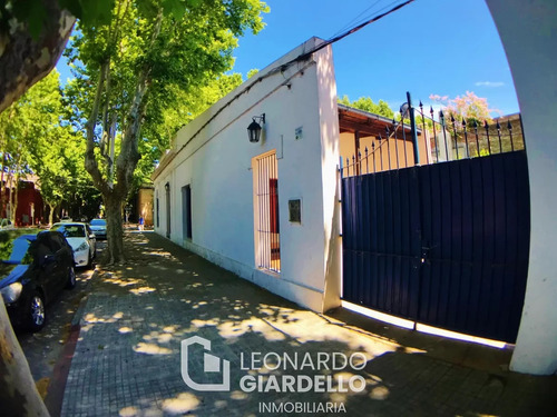 Colonia - Venta Casa De 3 Dormitorios Y Patio, Céntrica