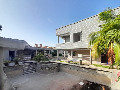 En Venta Amplia Casa Vacacional Ideal Para Posada En Chichiriviche.