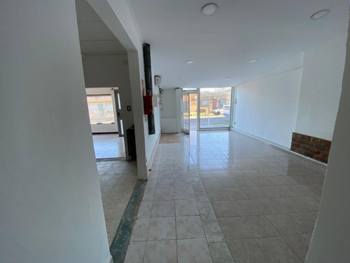 Salon Comercial - Villa Mitre - 200 Mts