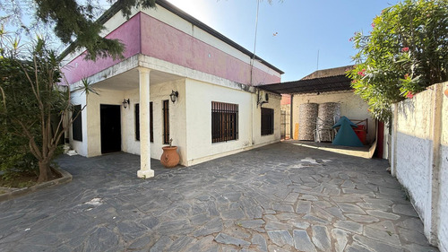 Vivienda Multifamiliar Con Dos Casas Y Un Galpón En Un Amplio Terreno En Billinghurst