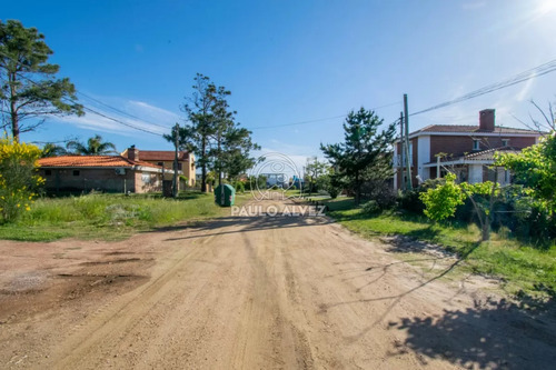 Casa En Piriápolis, Barrio Portales A 200 Metros Del Mar. Dos Dormitorios, Dos Baños, Precio Cercado.