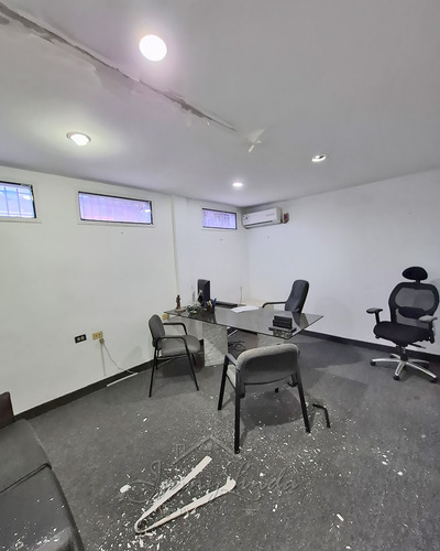 Local En Alquiler Con Oficinas En Av. Las Delicias Zona Norte De Maracay
