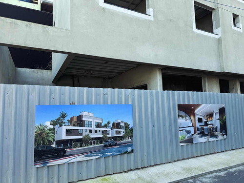 Excelente Sobrado Triplex No Centro De Balneário Camboriú Próximo À Praia Central. Viabilidade Comercial E Residencial. Fase Final De Acabamento. Negocia Entrada E Parcelamento. Venha Visitar.