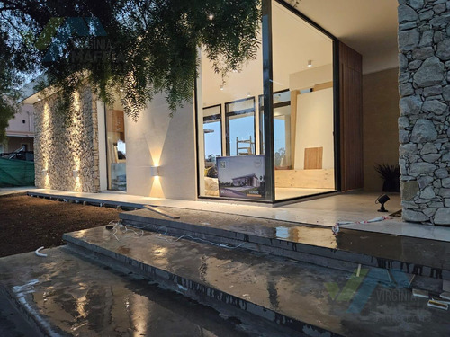 Venta De Casa Son Pileta - San Ramiro Pilar Del Este
