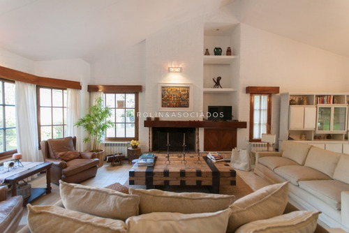Hermosa Casa En Mansa Ideal Para Vivir Todo El Año- Ref: 2716
