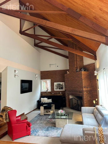 Casa En Los Pilares, 6 Ambientes, C/ Jardin Y Pileta - Venta -