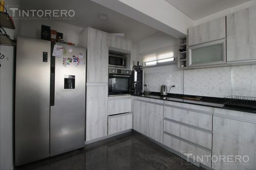 Departamento En Venta De 4 Ambientes Con Balcón Aterrazado Y 3 Cocheras Cubiertas En Morón.