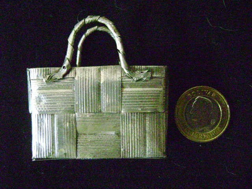 Miniatura Bolso O Cartera Tipo Tejido En Plata De 5 Cm Ancho