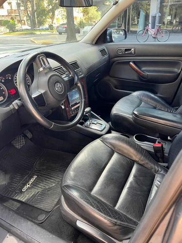Imagen 8 de 12 de Volkswagen Bora 2012 1.8 Highline T Tiptronic Cuero