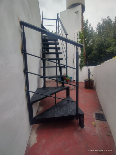 Escaleras De Hierro Y Madera