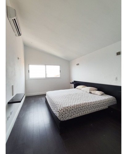 Se Alquila Bello Apartamento Ubicado En Loma Linda.