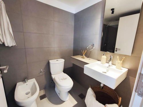 Venta Apartamento 2 Dormitorios. Piso Alto Sobre Av. Libertador. Balcón Soleado