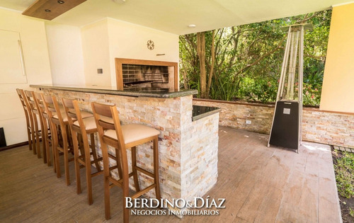 Extraordinaria Residencia Muy Cerca De La Playa Mansa En Punta Del Este- Ref: 235