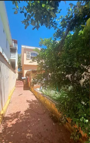 4 Dormitórios, Sala, Cozinha, Área De Serviço, 2 Banheiro,