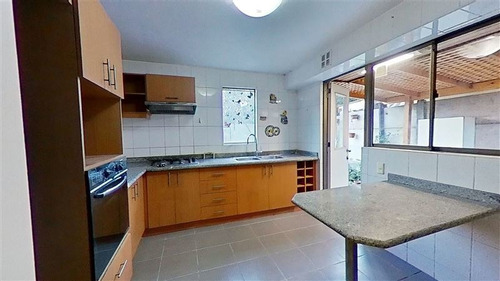 Casa En Venta De 3 Dorm. En Peñalolén