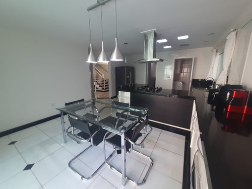 Sobrado 3 Suítes Mobiliado, Com Piscina, Sauna E Academia - Condomínio Fechado