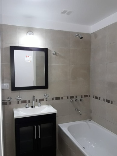 Dueño Directo Vende 2 Amplios Departamentos Con Vista Panorámica Y Cochera Cubierta. Apto Crédito. Excelente Ubicación En Moron A Pocas Cuadras Del Centro Comercial. Sin Comisión Inmobiliaria