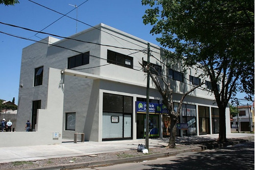 Oficina / Consultorio En Lomas De San Isidro, Con Estacionamientos Y Excelente Accesos.