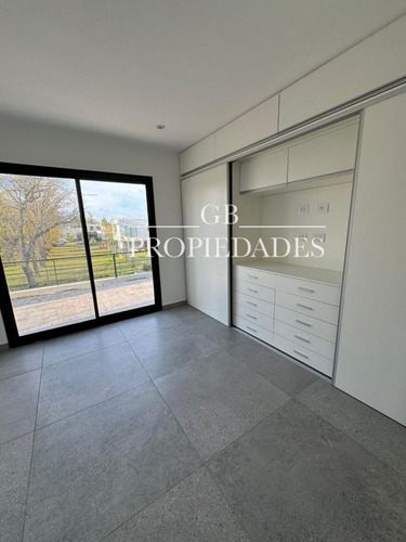 Venta De Casa 5 Ambientes En Pilar Del Este / Santa Elena