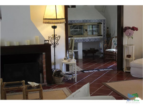 En Venta Y Alquiler... Casa En Excelente Zona, Distribuida En Dos Plantas.