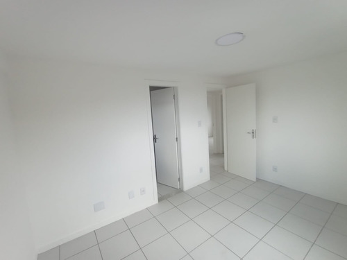 Alugo Apartamento De Três Quartos No Bairro N.s.das Graças.