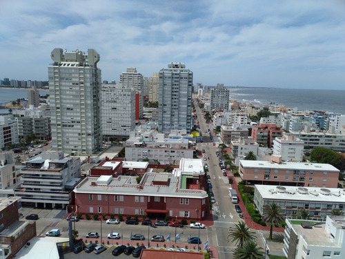 Apartamento En Zona De Peninsula Con Hermosa Vista A Playa Brava - Ref: 11575