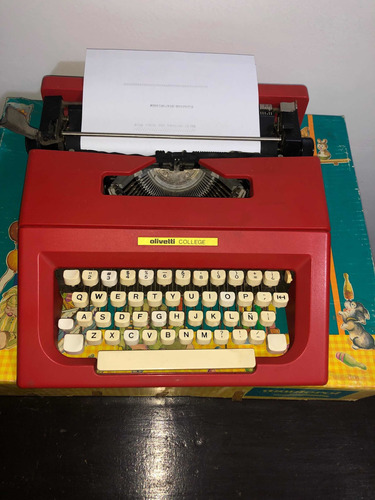 Maquina De Escribir Olivetti College.