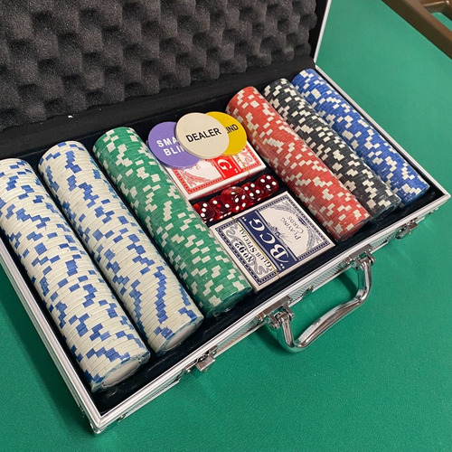 Imagen 4 de 4 de Maletin De 300 Fichas De Poker Con 2 Barajas Y Dados