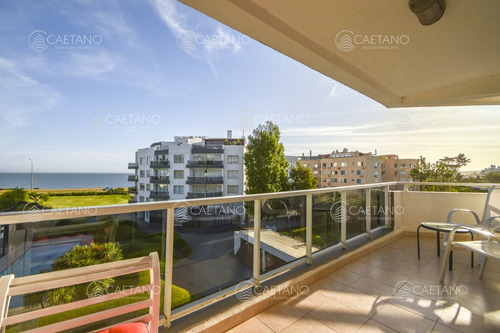 Excelente Apartamento De Tres Dormitorios Frente Al Mar - Punta Del Este