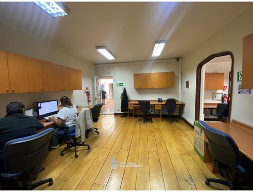 Amplias Oficinas Y Salas, Estacionamientos. Gran Ubicación