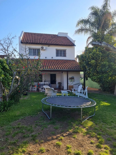 Imagen 2 de 20 de Casa En Venta Amplia Con 4 Dorm, Con Jardín Y Garaje Techado