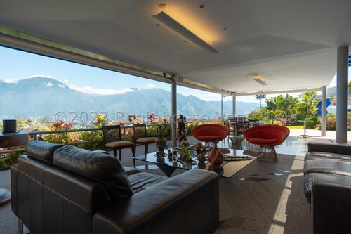 Agp Hermosa Casa De Tres Niveles En Venta En Cerro Verde, Con Vista Panorámica, Documentos Al Día, Sin Falla De Agua 23-26134 Ys