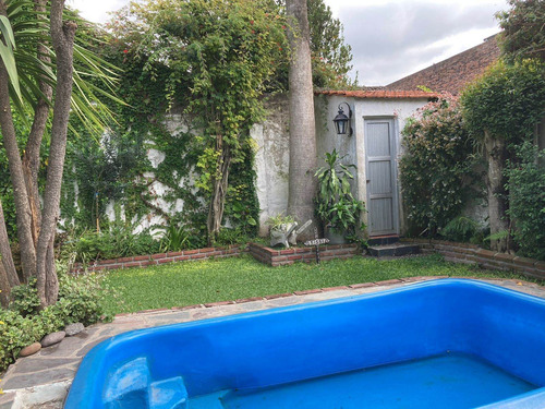 Imagen 3 de 28 de Chalet En Venta De 5 Ambientes Con Cochera En Banfield