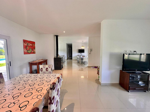 Casa En Venta 5 Ambientes Con Cochera, Pileta, Galeria