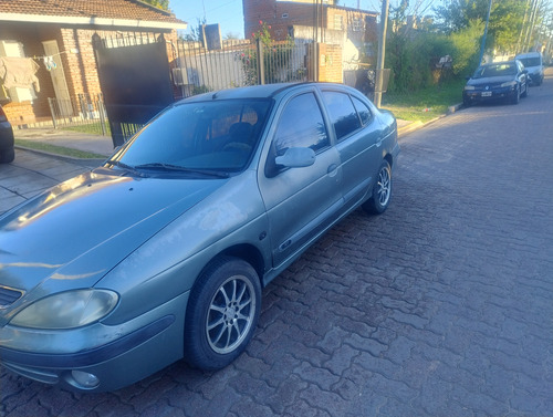 Megane1 Tricuerpo