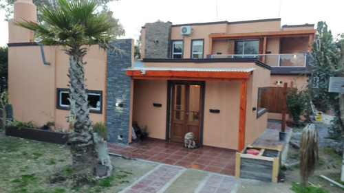 Imagen 1 de 14 de Excelente Casa En Venta. Quincho Con Cocina. 4 Baños. Propiedad Muy Iluminada Ambientes Amplios.