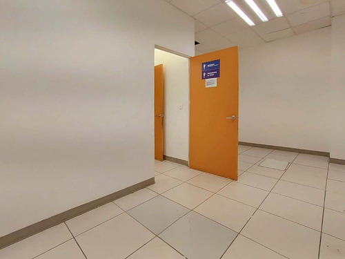 Local Comercial En Renta En Planta Baja En Av. Constituyentes, Querétaro, Querétaro