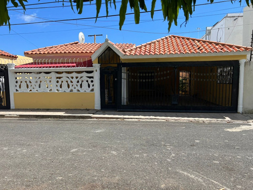 Venta De Casa De Un Nivel En La Autopista De San Isidro